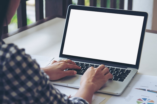 Mulher de negócio que trabalha no laptop.