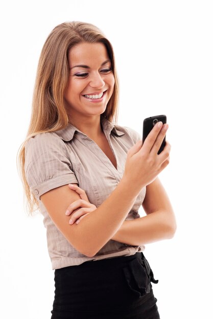 Mulher de negócios alegre mandando mensagens de texto no celular