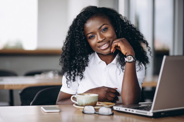 Mulher de negócios americano africano com computador e café