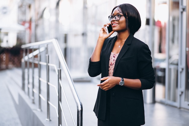 Mulher de negócios americano africano com telefone