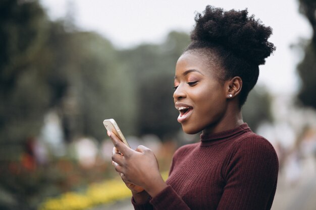 Mulher de negócios americano africano com telefone