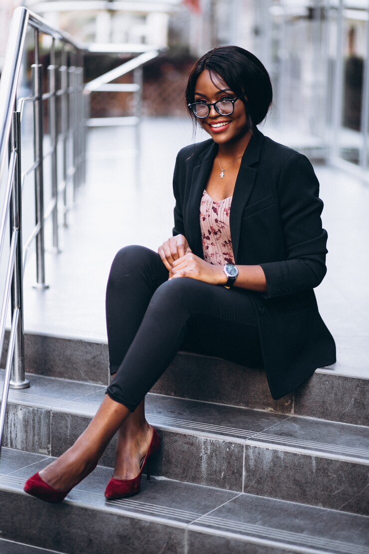 Foto grátis mulher de negócios americano africano sentado nas escadas
