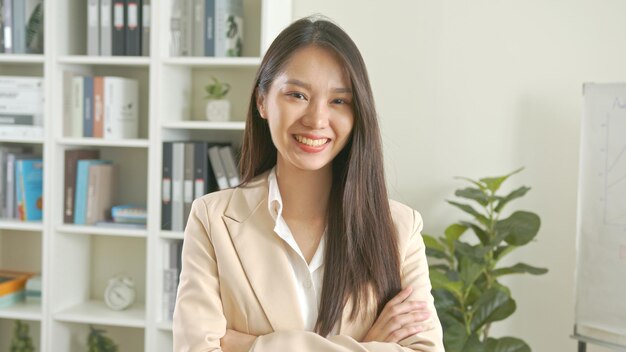 Mulher de negócios asiática bem-sucedida em negócios de fundo de escritório e confiança