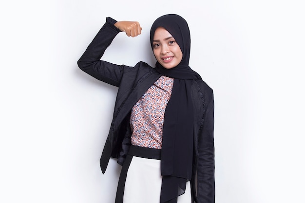 Mulher de negócios asiática jovem muçulmana feliz e animada, comemorando a vitória e expressando grande sucesso Foto Premium