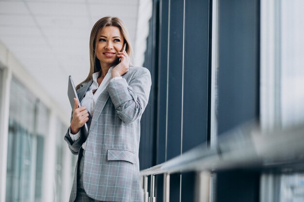 Mulher de negócios atraente falando ao telefone em um escritório