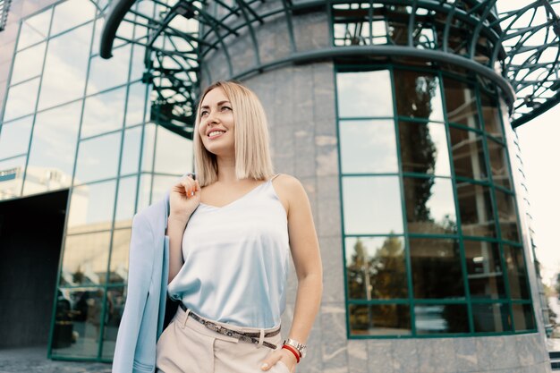 Mulher de negócios bem sucedido no terno azul