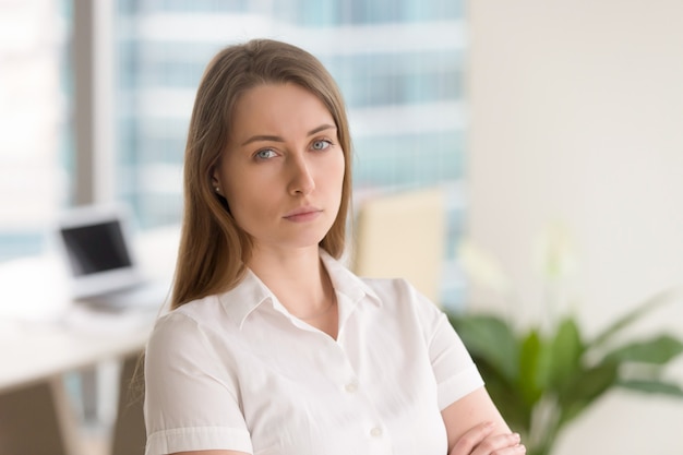 Mulher de negócios bem sucedido pronto para desafios