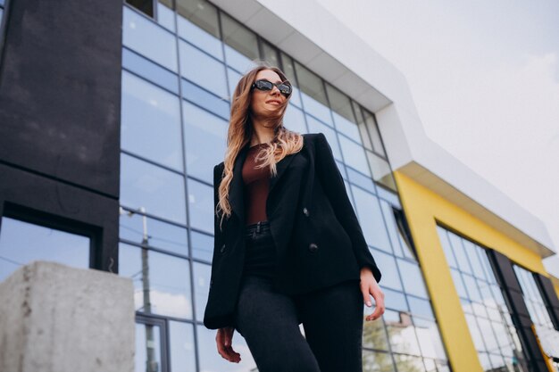 Foto grátis mulher de negócios bonita jovem pelo centro do escritório