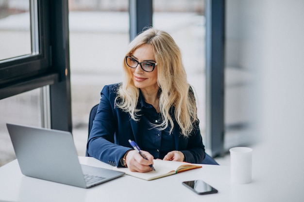 Mulher de negócios bonita no escritório