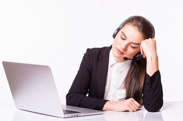 Mulher de negócios cansada no call center sentada à mesa ou é um fracasso. Isolado no branco.