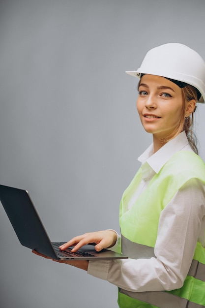 Foto grátis mulher de negócios com capacete usando laptop