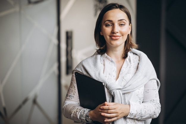 Foto grátis mulher de negócios com computador no escritório