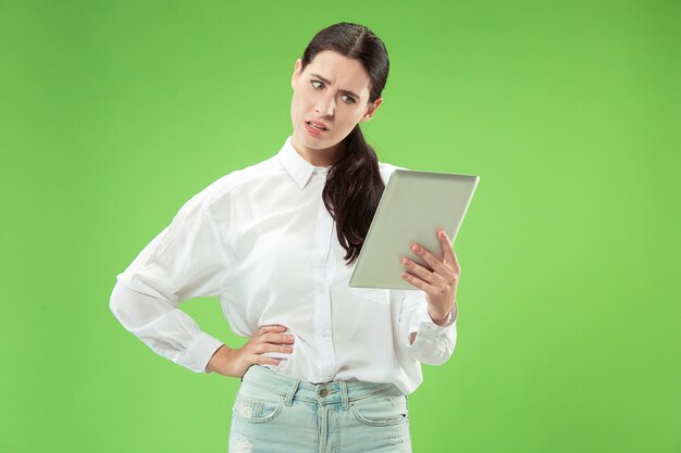 Mulher de negócios com laptop. Amo o conceito de computador. Retrato frontal de meio comprimento feminino atraente, moderno estúdio verde backgroud. Mulher bonita emocional jovem. Emoções humanas, expressão facial