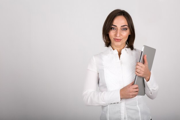 Mulher de negócios com laptop isolado