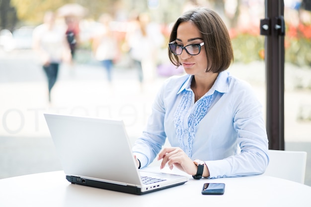 Foto grátis mulher de negócios com laptop