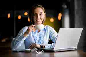 Foto grátis mulher de negócios com laptop