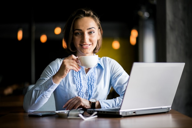 Mulher de negócios com laptop