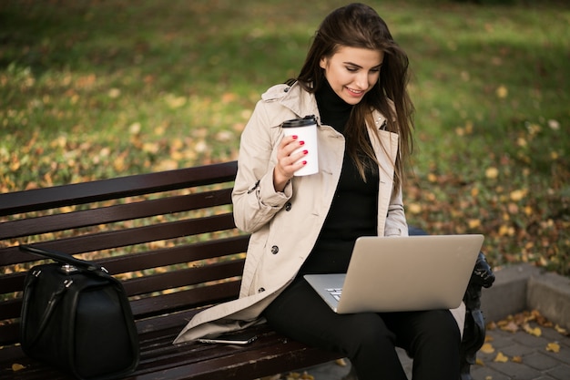 Mulher de negócios com laptop