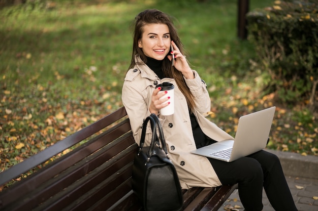 Mulher de negócios com laptop