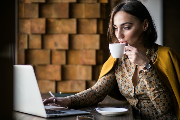 Mulher de negócios com laptop