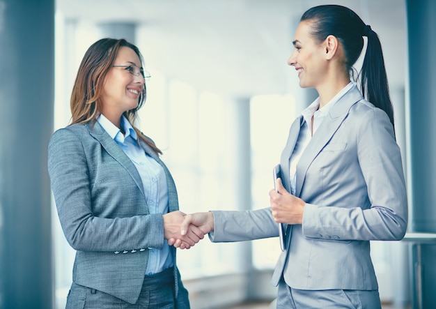 Mulher de negócios com o novo funcionário