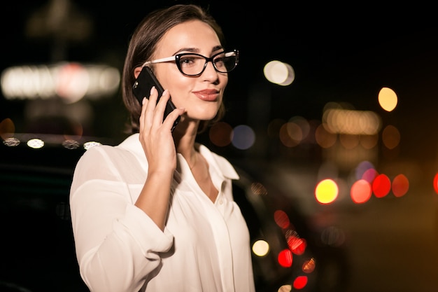 Mulher de negócios com o telefone