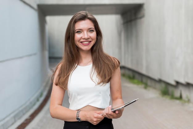 Foto grátis mulher de negócios com um tablet na rua