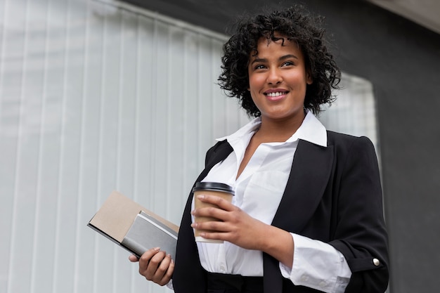 Foto grátis mulher de negócios com vista lateral de xícara de café