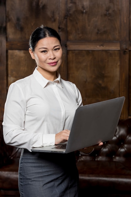 Mulher de negócios de alto ângulo com laptop