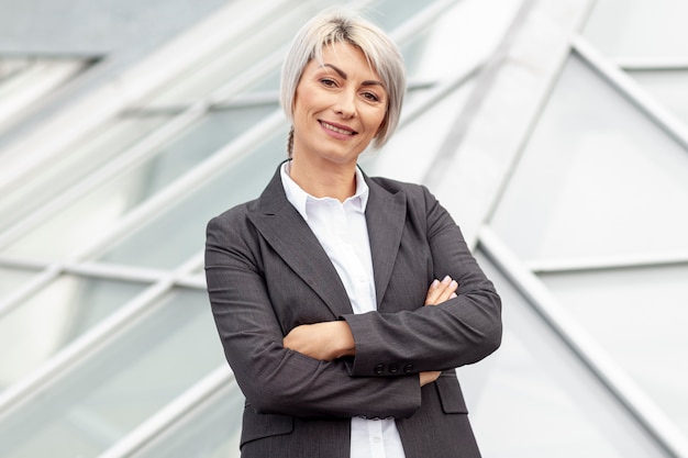 Mulher de negócios de baixo ângulo sorridente