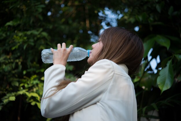 Mulher de negócios de plástico mulher beber pessoa