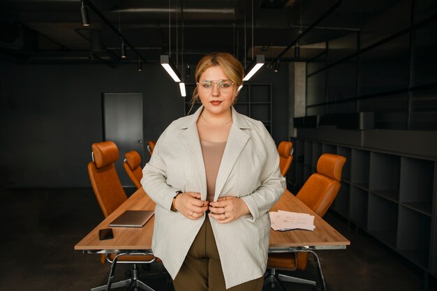 Mulher de negócios de tamanho grande trabalhando em um escritório profissional