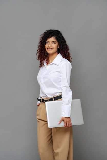 Foto grátis mulher de negócios de tiro médio segurando laptop