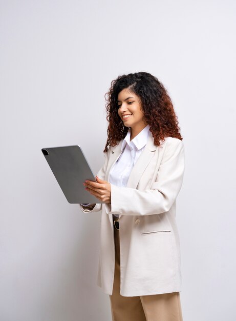 Mulher de negócios de vista lateral segurando o tablet