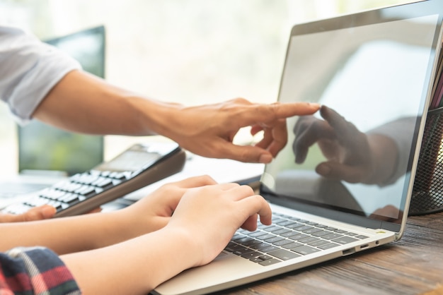 Mulher de negócios, digitando no laptop no local de trabalho Mulher que trabalha no teclado de mão do escritório.