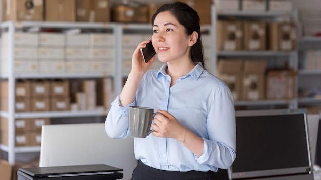 Mulher de negócios discutindo por telefone