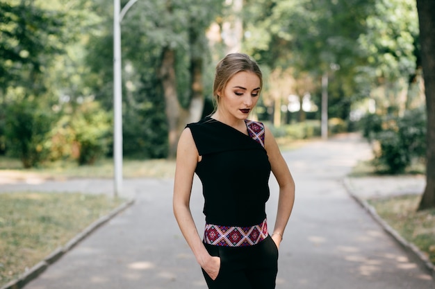 Foto grátis mulher de negócios elegante caminhando uma postura