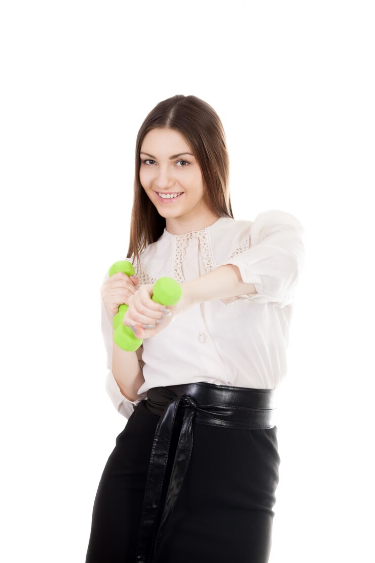 Foto grátis mulher de negócios elegante com halteres