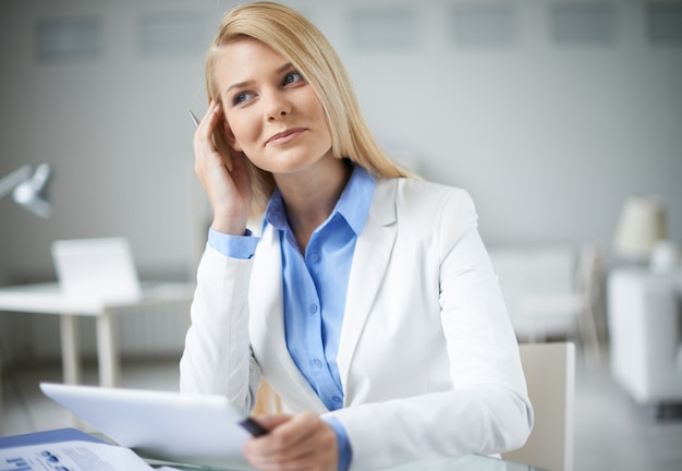 Mulher de negócios elegante no escritório