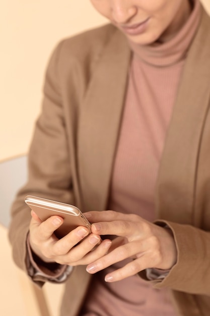 Mulher de negócios em ambientes fechados usando seu telefone celular