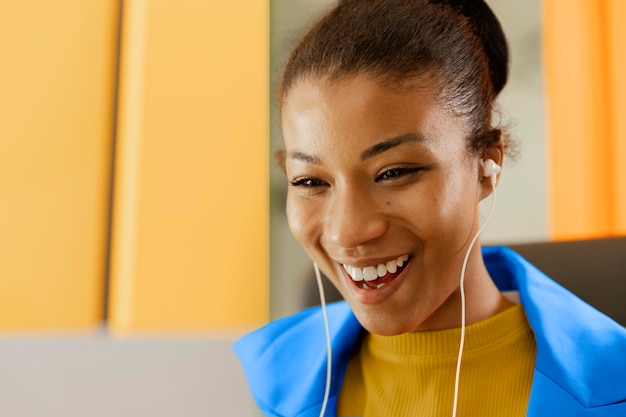 Mulher de negócios em reunião online