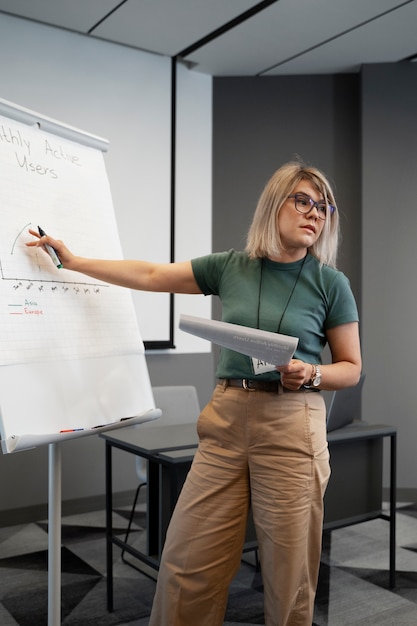 Foto grátis mulher de negócios empoderada trabalhando na cidade