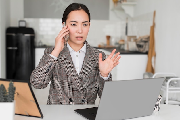 Mulher de negócios, falando por telefone