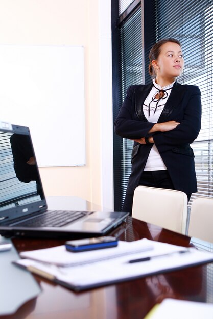 Mulher de negócios feliz no escritório