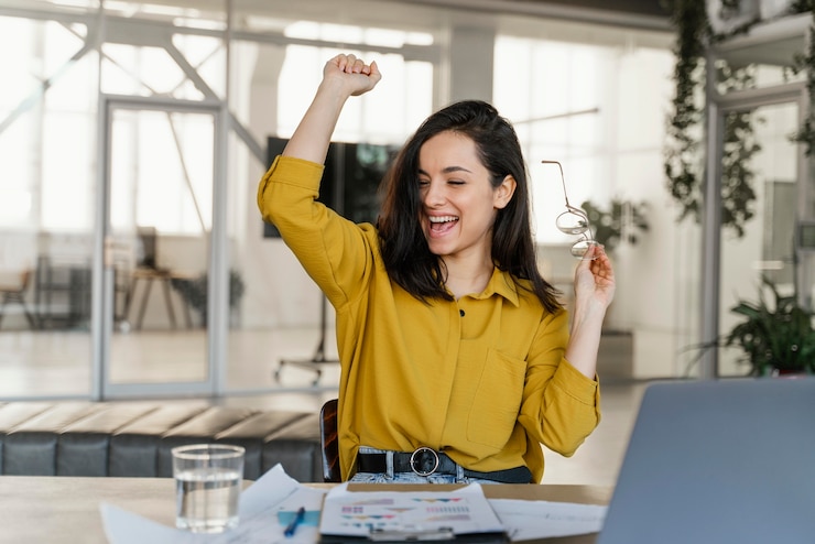 Foto grátis mulher de negócios feliz terminando um projeto