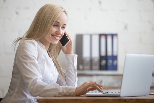 Foto grátis mulher de negócios feliz trabalhando em seu escritório