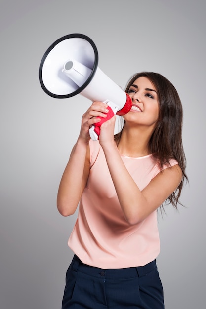 Mulher de negócios gritando por megafone