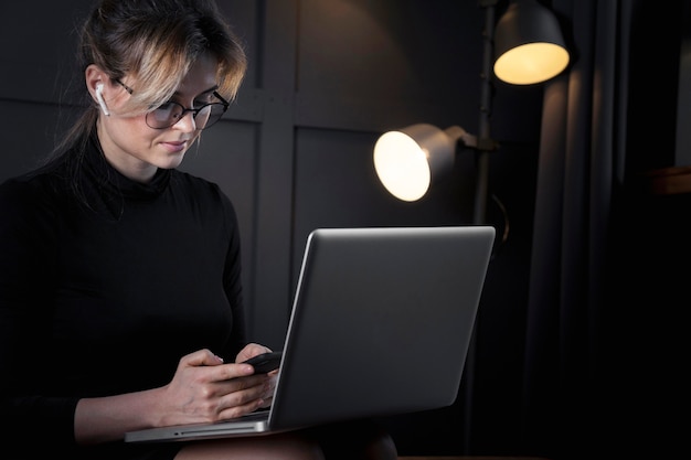 Mulher de negócios inteligente trabalhando em seu laptop