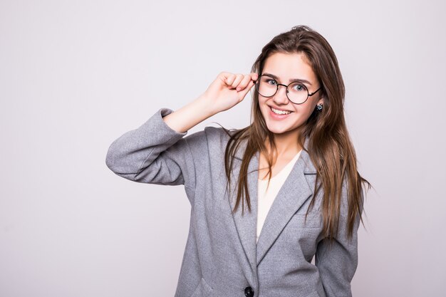 Mulher de negócios jovem bonito com óculos no fundo branco