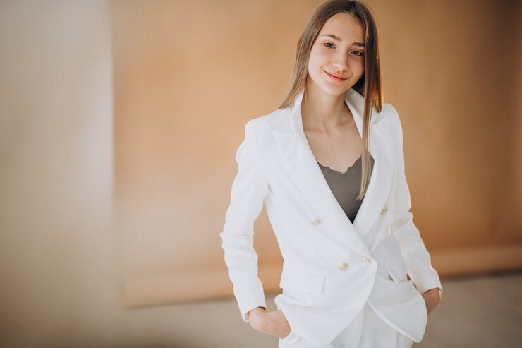 Foto grátis mulher de negócios jovem em terno branco no estúdio